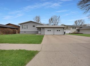 1627 Oakland Dr, Bismarck, ND 58504