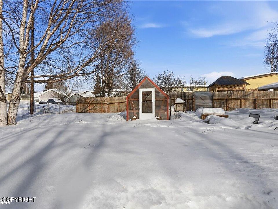 2nd image of 1007 W 40th Ave