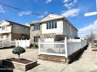 197 Slater Blvd, Staten Island, NY 10305