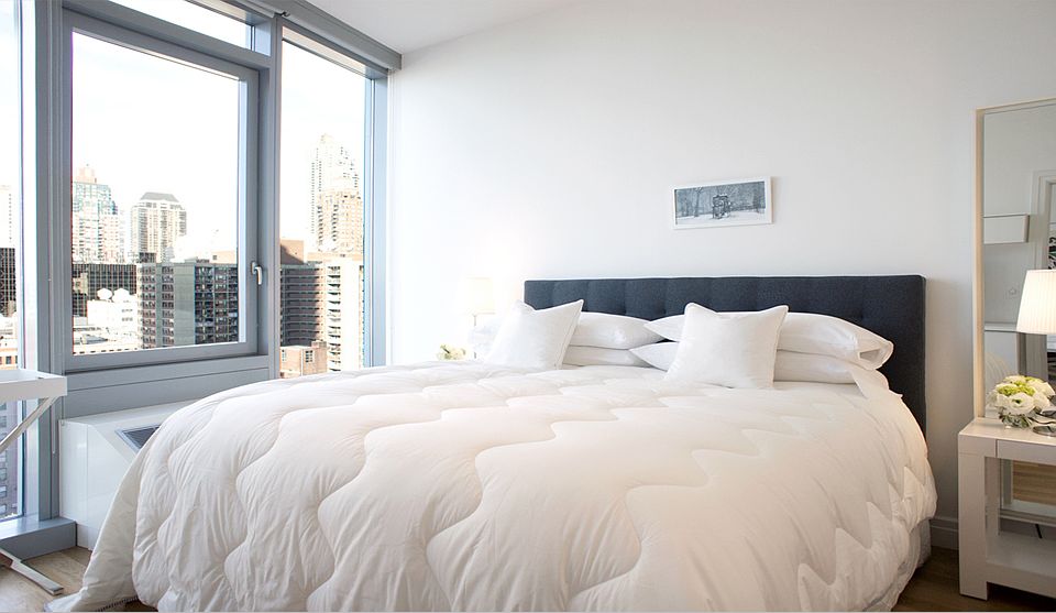 1st image of 555 W 54th St