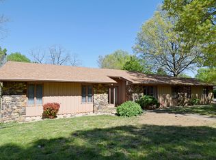 2860 S Chambery Ave, Springfield, MO 65804