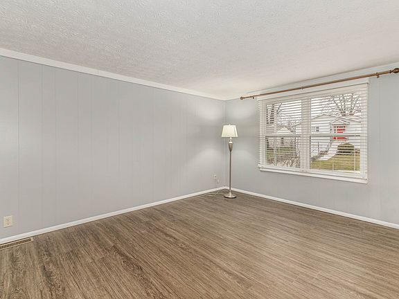 4th image of 6586 Louise Ct