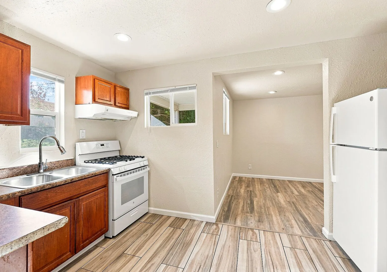 $0 Deposit Option! Cozy 2 Bed 1 Bath Home With Office In Villa Park — Photo 3