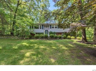 3 Beaver Hollow Ln, Airmont, NY 10952