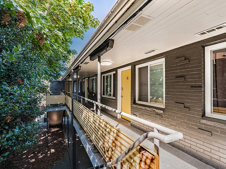 Eleanor Apartments — Photo 7