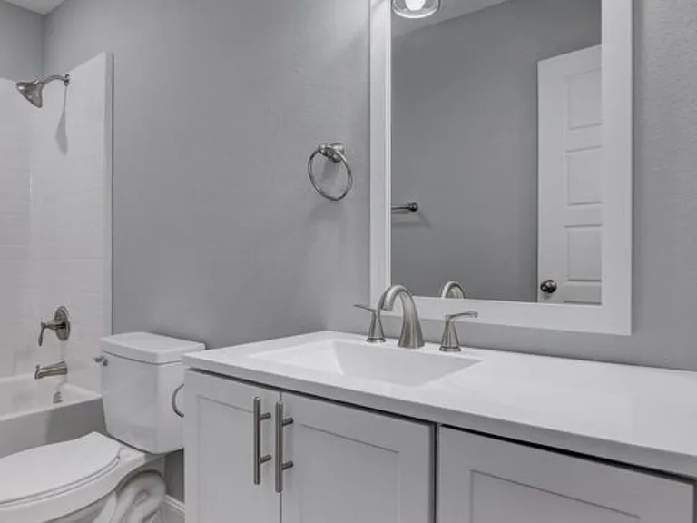 917 N Hall St — Photo 16