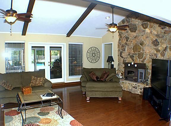 3rd image of 121 Oakview Dr