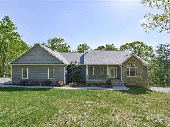 210 Foxridge Dr, Boones Mill, VA 24065