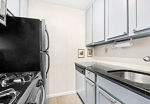 4th image of 52 E 78th St APT 6A