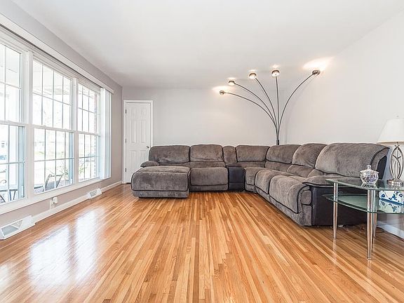5th image of 250 Alma Dr
