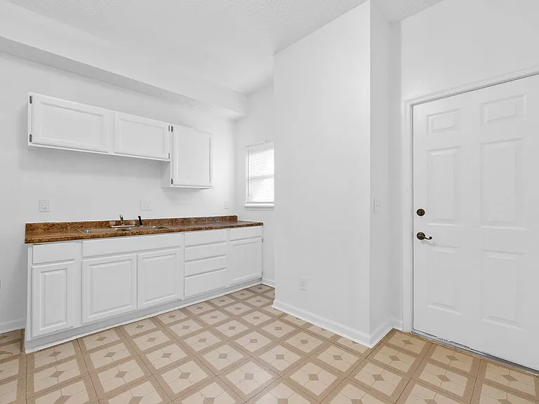 1635 Oak St #1635 — Photo 15
