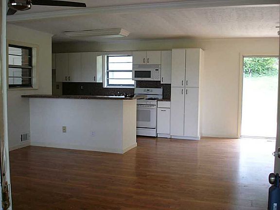 3rd image of 2786 Hyde Park Dr