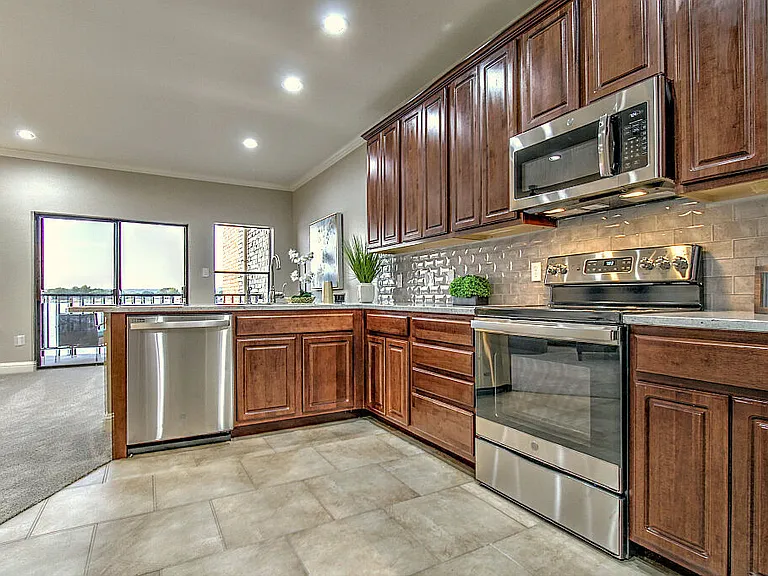 Towne Square Condos — Photo 9