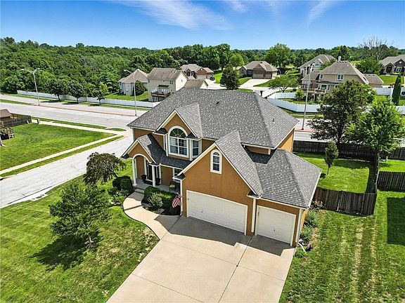 3rd image of 1425 NE Stonewood Dr