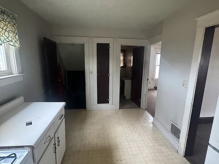 2236 King St — Photo 12