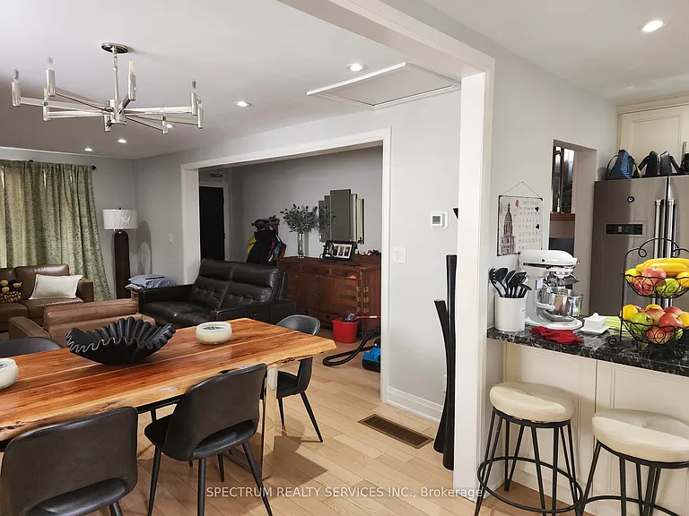 8 Munford Cres — Photo 4