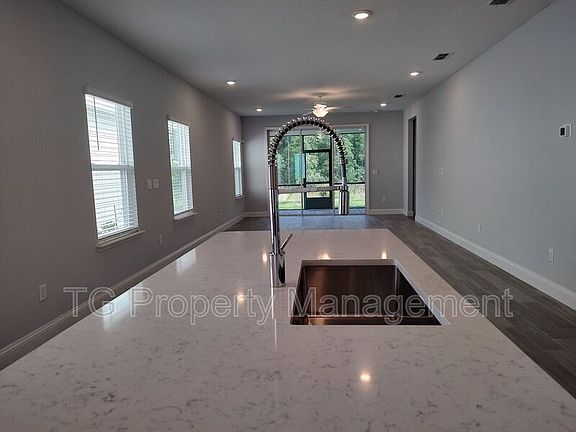 5th image of 261 Killarney Ave