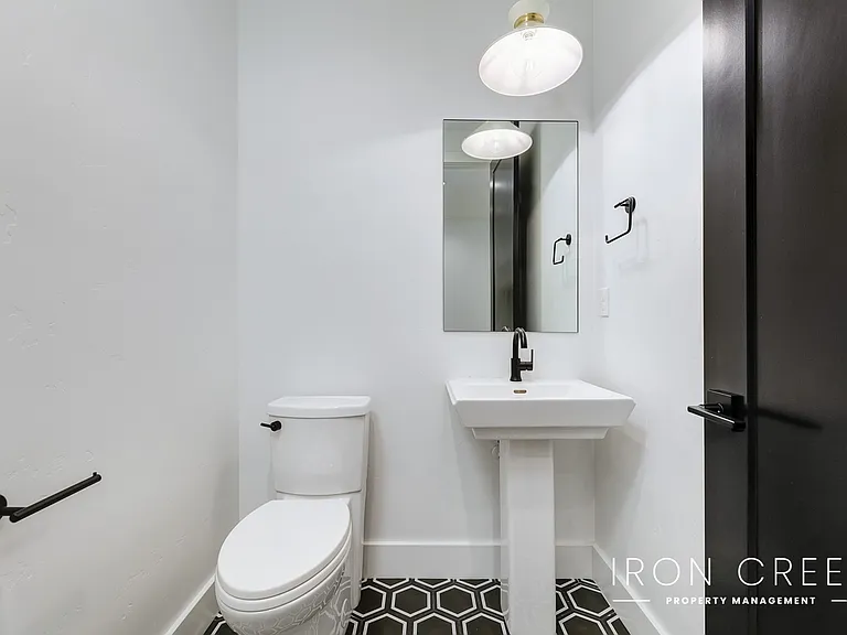 2285 S Aburge Ave — Photo 21