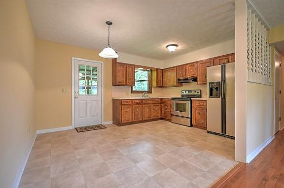 3rd image of 405 Rainbow Cir