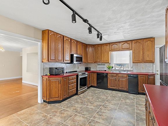 5th image of 79 Royce Rd