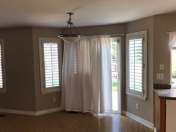 Bay patio door to patio/backyard