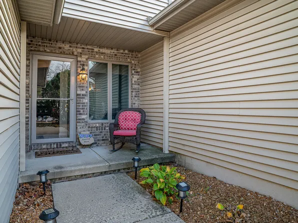 935 High Meadow Dr, Crown Point, IN 46307