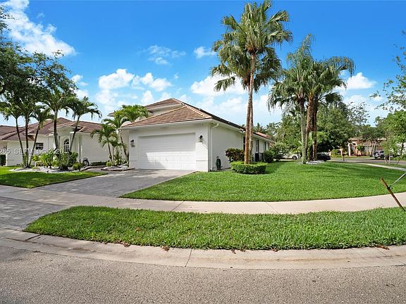 3rd image of 3085 Lakewood Cir