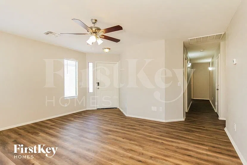 3 bed, 2.0 bath, 1124 sqft, $1,810 — Photo 2