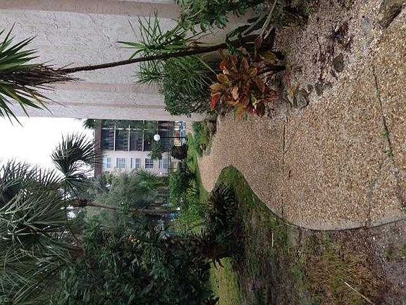 640 N Nova - Sidewalk to pool