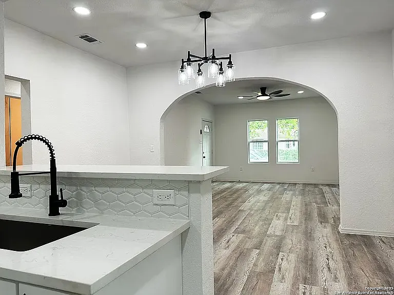 325 Robert E Lee St — Photo 8