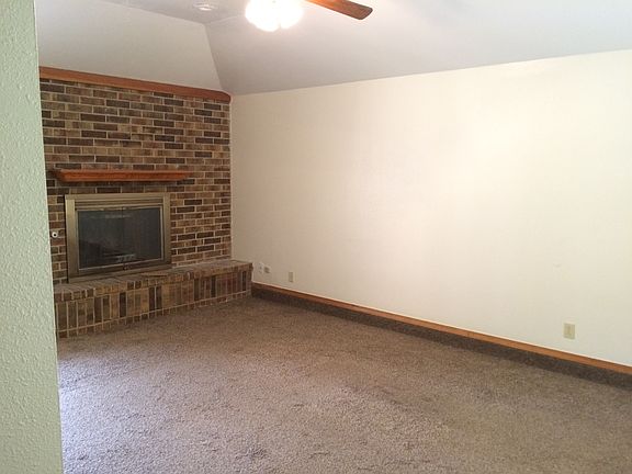 Living Room/Fireplace