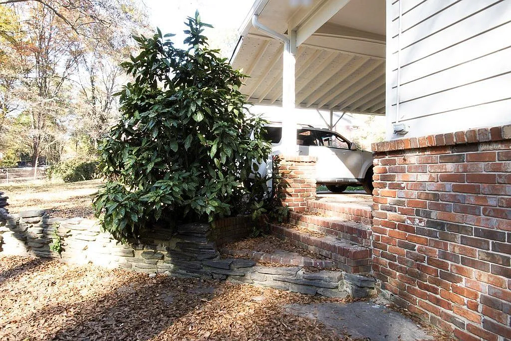 3 bed, 2.0 bath, 1260 sqft, $2,000 — Photo 4