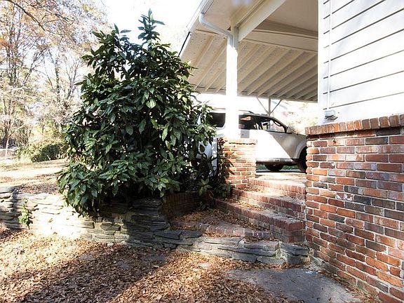4th image of 916 Jones Mill Rd