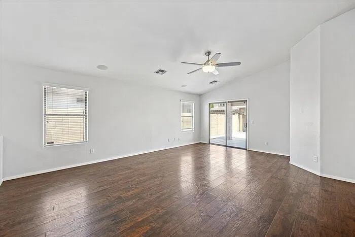 3 bed, 2.0 bath, 1522 sqft, $1,860 — Photo 3