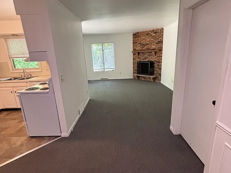 2460 Woodcliff Ave SE — Photo 2