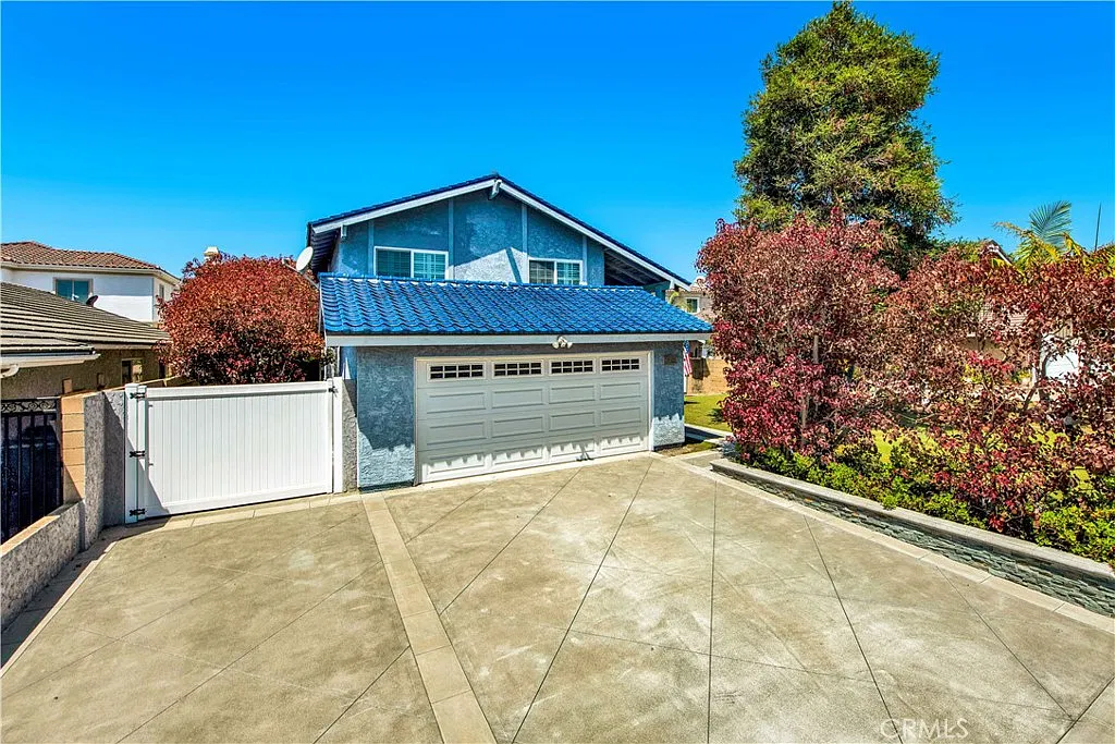 4 bed, 2304 sqft, $5,490 — Photo 4