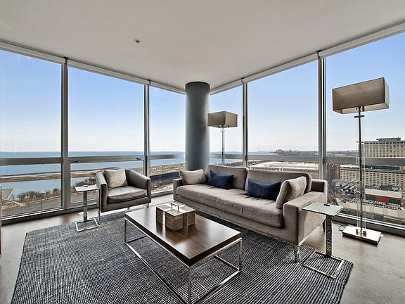 2nd image of 1901 S Calumet Ave #2901