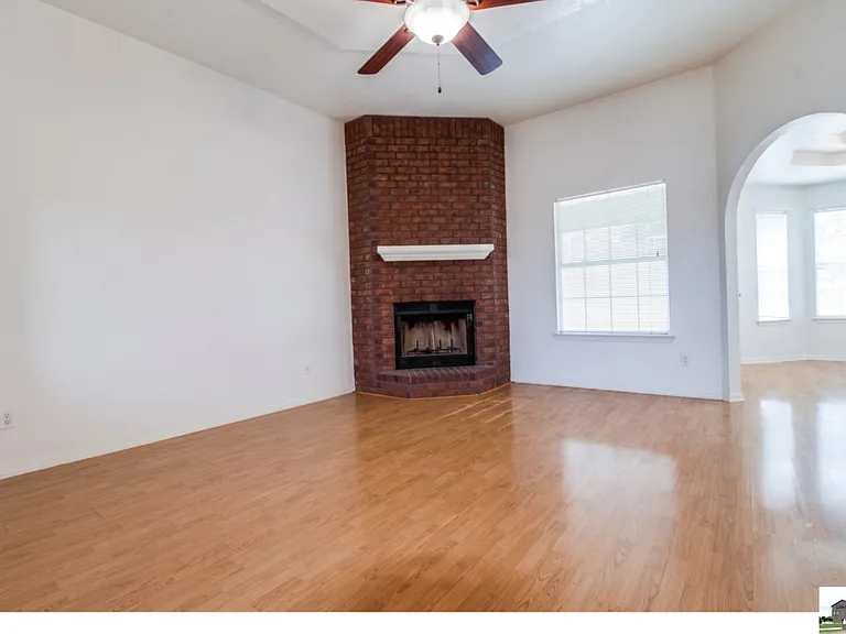 5211 James Loop — Photo 3