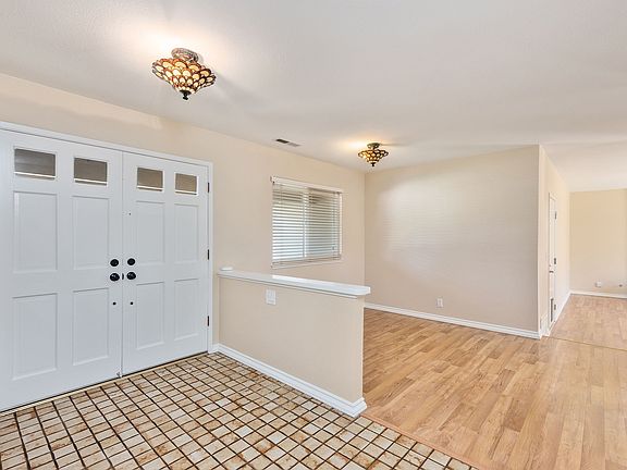 3rd image of 742 Chatsworth Pl