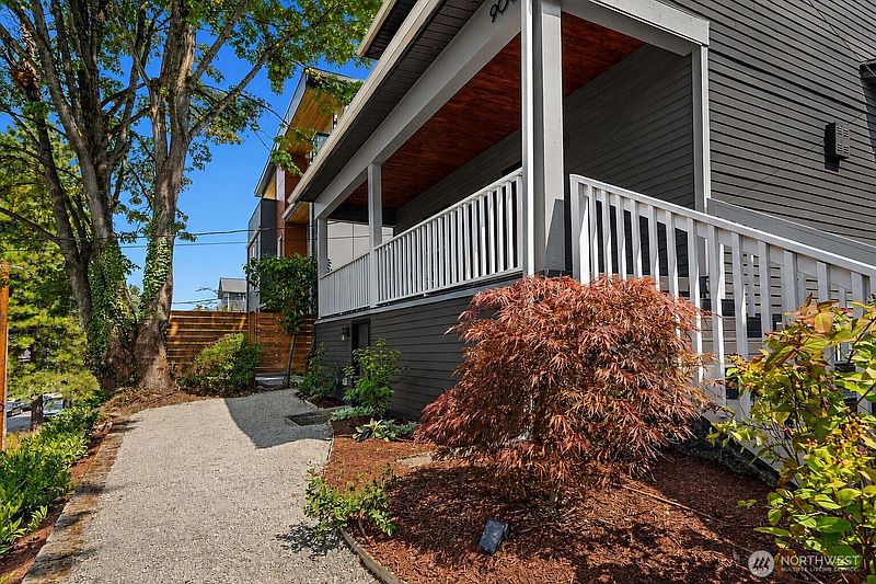 4th image of 906 29th Avenue