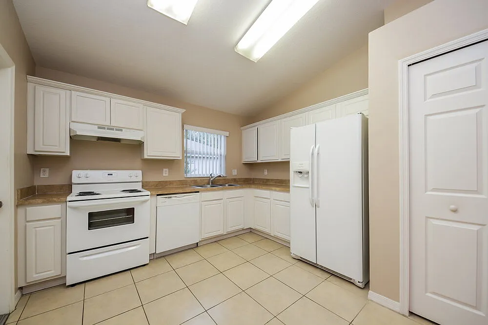 3 bed, 2.0 bath, 1284 sqft, $2,305 — Photo 4