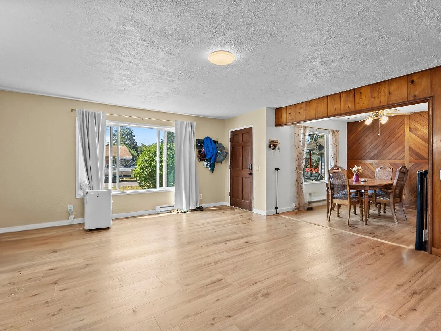 3 bed, 1160 sqft, $2,300 — Photo 3