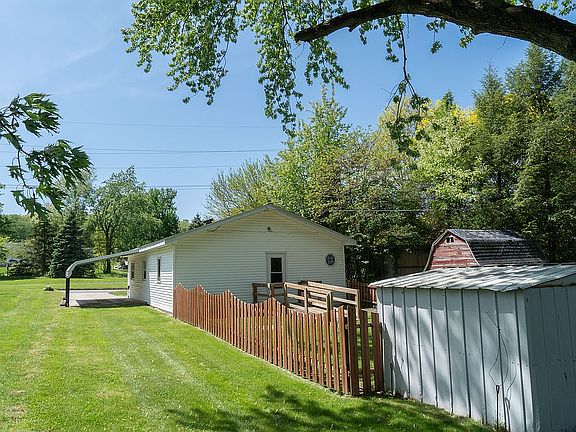 Fenced yard w/metal shed