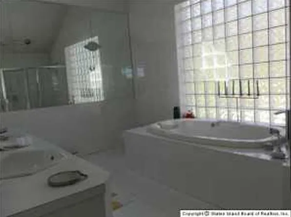 242 Coverly Avenue image 1 of 9