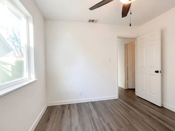 3rd image of 2106 Woodland Oaks Dr