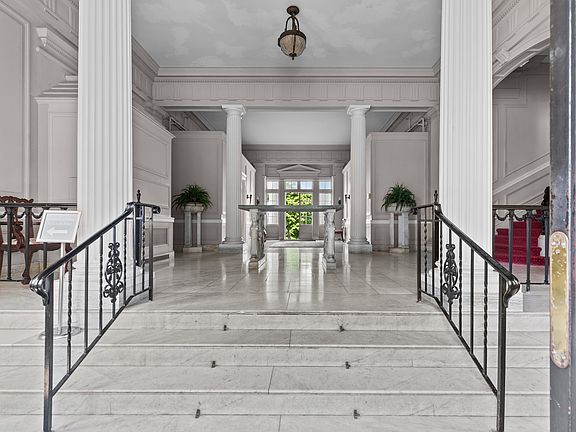 2nd image of 553 Bellevue Ave APT 14