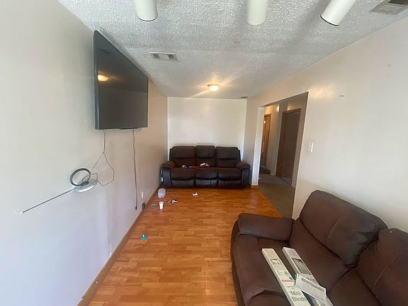 4th image of 916 42nd Ave