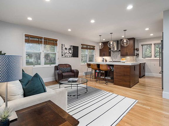 3rd image of 2101 E Lake Bluff Blvd