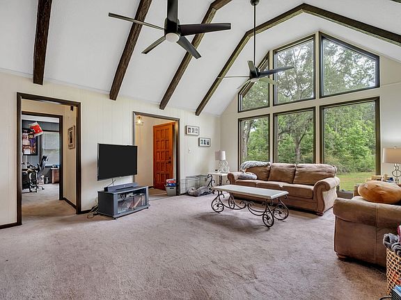 2nd image of 406 Robin Rd