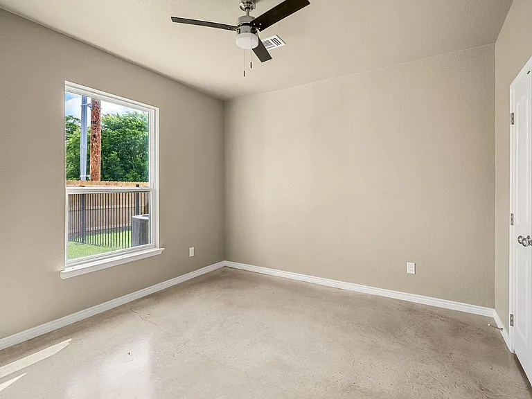 408 W Avenue C — Photo 23
